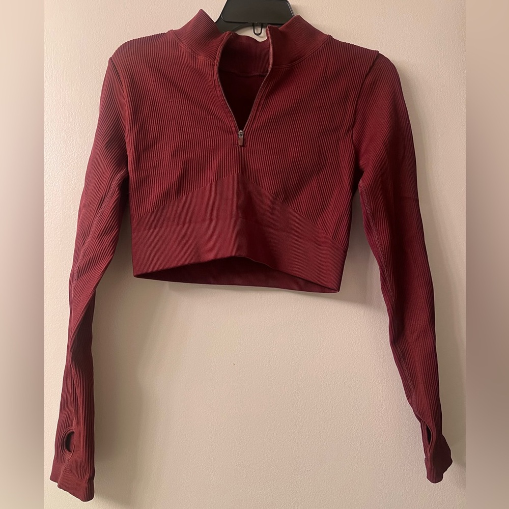 cropped long sleeve workout shirt size L